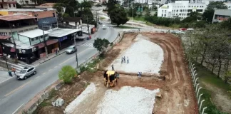 Contrato da obra da Rua Edu Vieira é rescindido pela terceira vez | foto de trator em área de obra e rua ao lado