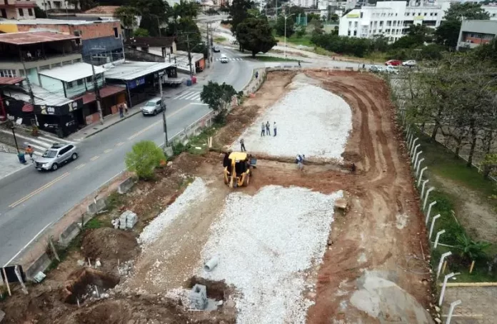 Contrato da obra da Rua Edu Vieira é rescindido pela terceira vez | foto de trator em área de obra e rua ao lado