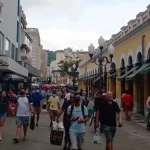 movimentação de pessoas na rua conselheiro mafra no centro de florianópolis