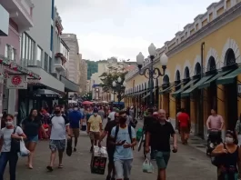 Santa Catarina atinge o maior nível de emprego movimentação de pessoas na rua conselheiro mafra no centro de florianópolis