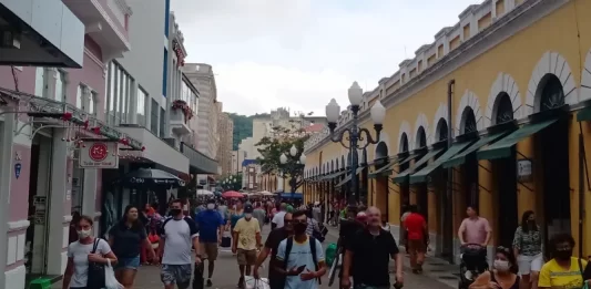 movimentação de pessoas na rua conselheiro mafra no centro de florianópolis