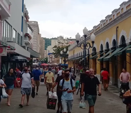 movimentação de pessoas na rua conselheiro mafra no centro de florianópolis