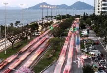 carros passando na beira-mar deixam rastro de luz; mar ao fundo - Prefeitura de Florianópolis apresenta Plano Diretor em audiência pública