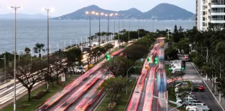 carros passando na beira-mar deixam rastro de luz; mar ao fundo - Prefeitura de Florianópolis apresenta Plano Diretor em audiência pública