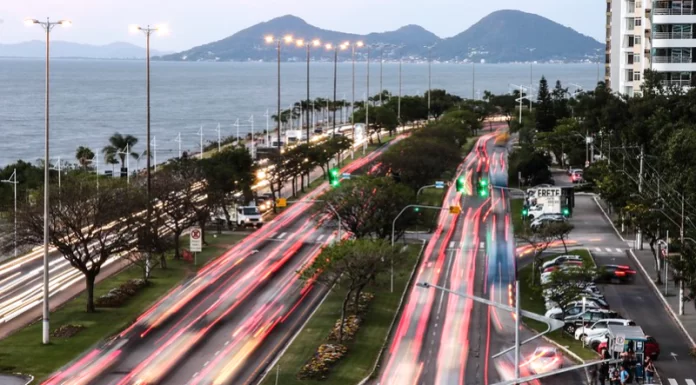 carros passando na beira-mar deixam rastro de luz; mar ao fundo - Prefeitura de Florianópolis apresenta Plano Diretor em audiência pública