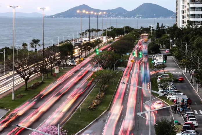 carros passando na beira-mar deixam rastro de luz; mar ao fundo - Prefeitura de Florianópolis apresenta Plano Diretor em audiência pública
