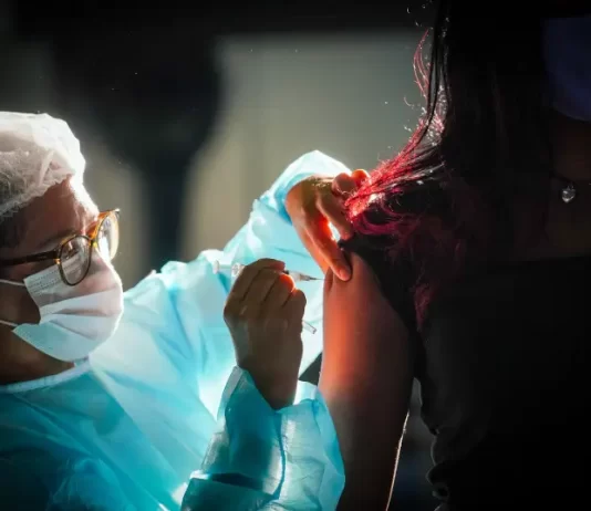 Santa Catarina começa a receber doses da vacina bivalente contra Covid Dose de reforço é antecipada para quatro meses