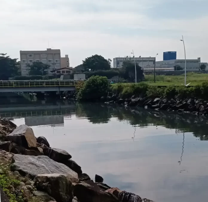 Trato pelo Araújo: Casan inicia trabalho de despoluição do rio entre São José e Florianópolis