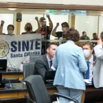 Plenário aprova plano de carreira de policiais e reajuste de professores