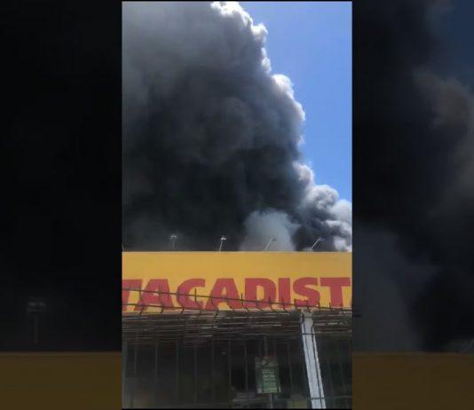 Supermercado no sul da ilha pega fogo e coluna de fumaça é vista a quilômetros