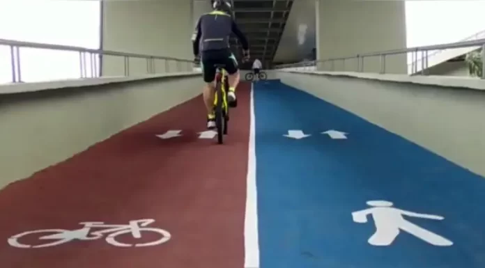 ciclista subindo rampa da passarela inaugurada das pontes