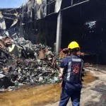 bombeiros trabalham na extinção de focos de incêndio em supermercado