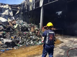 bombeiros trabalham na extinção de focos de incêndio em supermercado