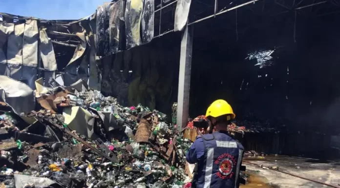 bombeiros trabalham na extinção de focos de incêndio em supermercado