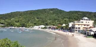 Praia de Ganchos de fora em Governador Celso Ramos
