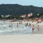 pessoas na praia em florianópolis