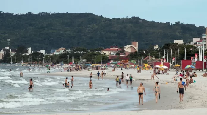 pessoas na praia em florianópolis