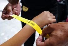 Polícia Civil começa a distribuir pulseirinhas para identificação de crianças no litoral