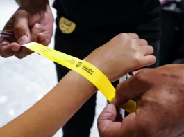 Casos de crianças perdidas em praias aumentam 45% Polícia Civil começa a distribuir pulseirinhas para identificação de crianças no litoral