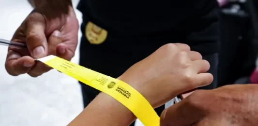 Polícia Civil começa a distribuir pulseirinhas para identificação de crianças no litoral