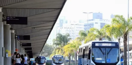 Transporte Público em Florianópolis - Ônibus no terminal