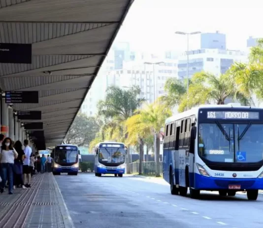 Transporte Público em Florianópolis - Ônibus no terminal