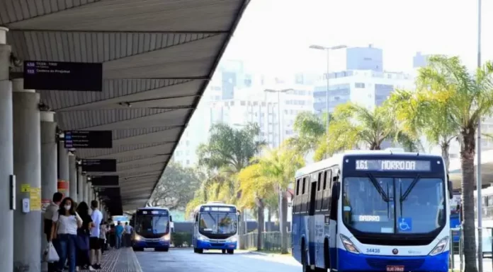 Transporte Público em Florianópolis - Ônibus no terminal