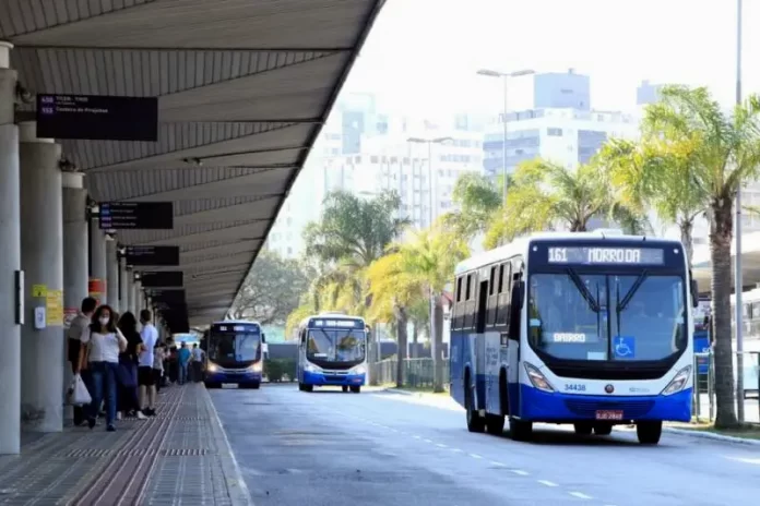 Transporte Público em Florianópolis - Ônibus no terminal