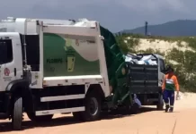 caminhões de lixo fazendo transbordo dentro do parque do santinho
