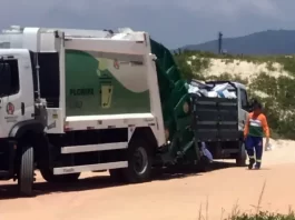 caminhões de lixo fazendo transbordo dentro do parque do santinho