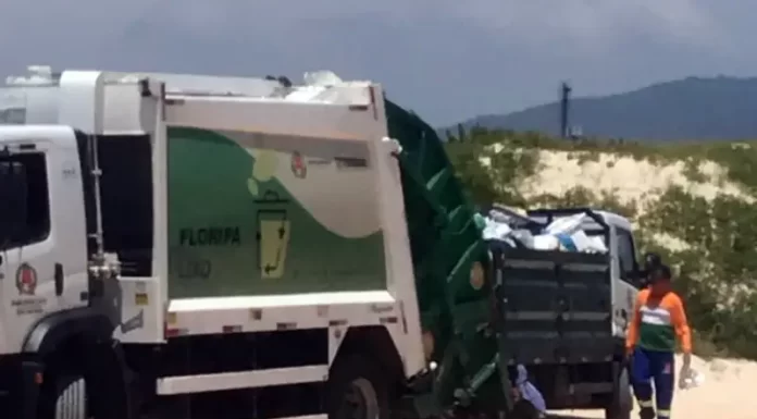 caminhões de lixo fazendo transbordo dentro do parque do santinho