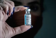 mulher segura dose de vacina da pfizer contra covid