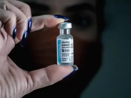 mulher segura dose de vacina da pfizer contra covid