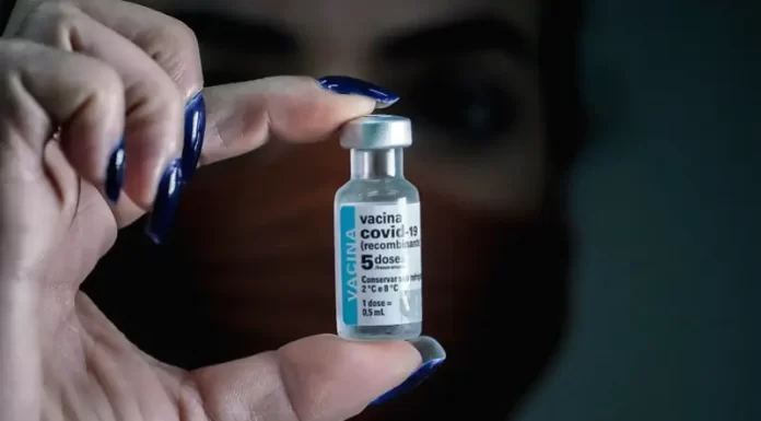 mulher segura dose de vacina da pfizer contra covid