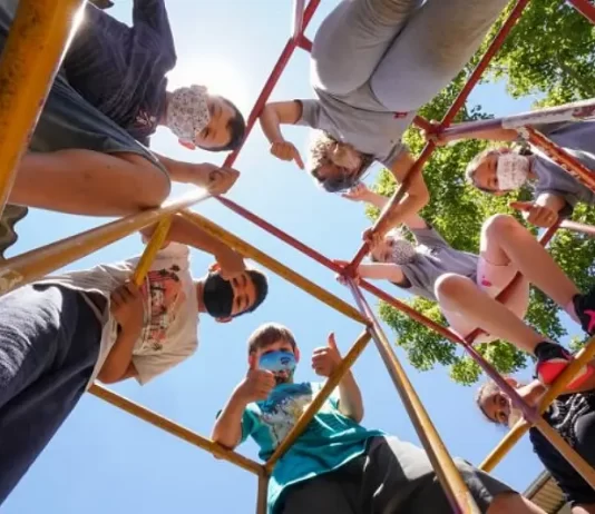 crianças brincando em um parquinho - Estado aguarda doses para crianças e afirma que recomendação médica é desnecessária