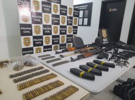 Armamento pesado e munições expostas após apreensão