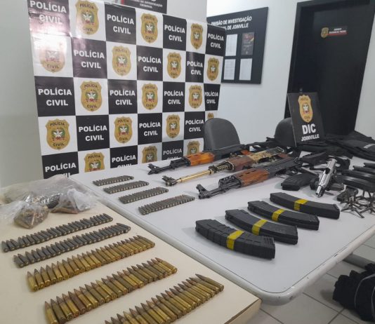 Armamento pesado e munições expostas após apreensão