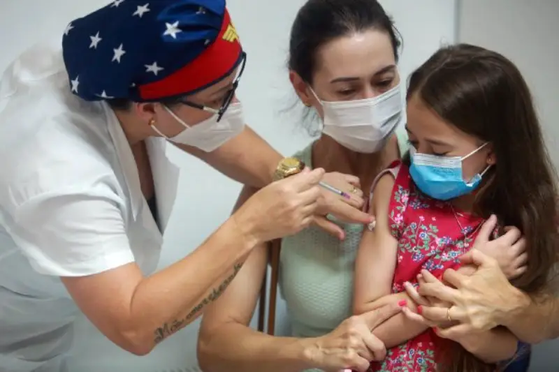 Santa Catarina inicia vacinação de crianças e adolescentes de 6 a 17 anos com a Coronavac
