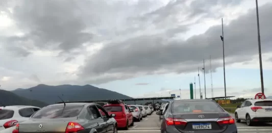 nos últimos dias longas filas de carros se formaram nos pedágios da BR-101 em SC