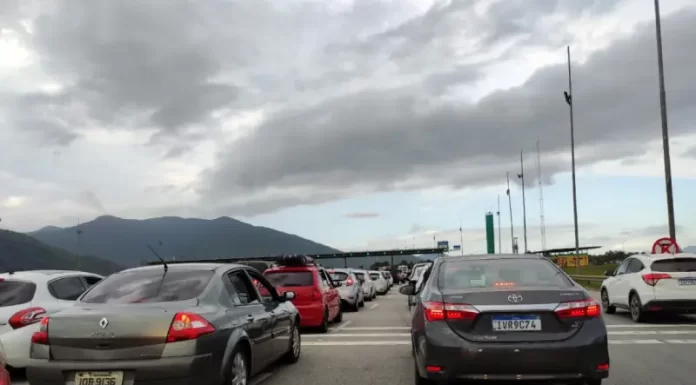 nos últimos dias longas filas de carros se formaram nos pedágios da BR-101 em SC