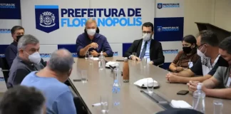 na prefeitura, funcionários e emrpesa canasvieiras negociaram acordo para dar fim à paralisação do transporte coletivo em florianópolis