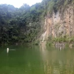 Mergulhadores buscam por jovem desaparecido no lago da pedreira, local profundo e sem visibilidade