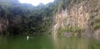 Mergulhadores buscam por jovem desaparecido no lago da pedreira, local profundo e sem visibilidade