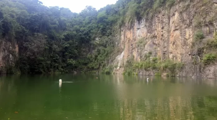 Mergulhadores buscam por jovem desaparecido no lago da pedreira, local profundo e sem visibilidade