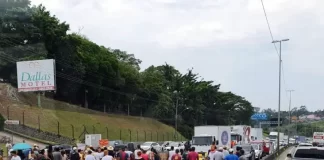 Grupo bloqueia a BR-101 em São José em manifestação por energia em loteamento