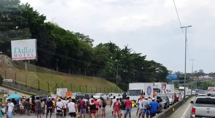 Grupo bloqueia a BR-101 em São José em manifestação por energia em loteamento