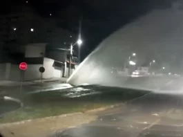 Adutora rompe sob a Av. das Torres em São José