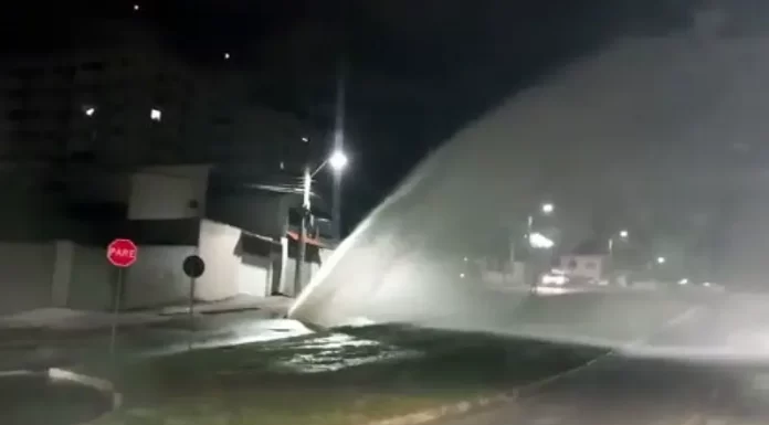 Adutora rompe sob a Av. das Torres em São José Adutora rompe sob a Av. das Torres em São José
