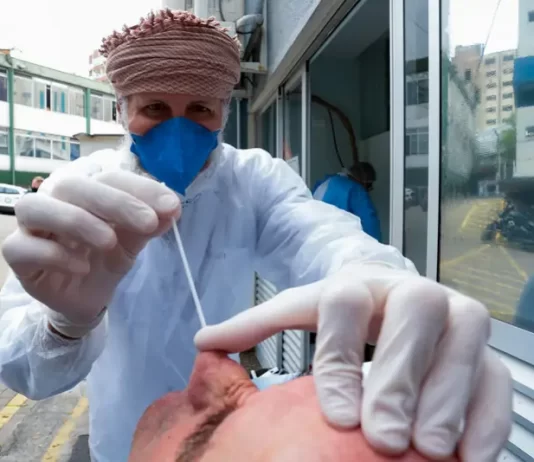 Letalidade da Covid-19 em SC cai quase 3 vezes testes de coronavírus em SC