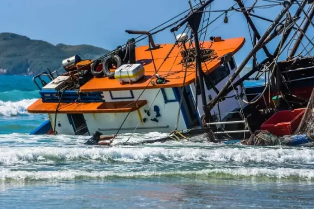 reobque de barco encalhado na praia do santinho, em florianópolis